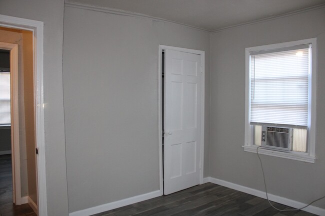 Building Photo - 2 bed, remodeled!