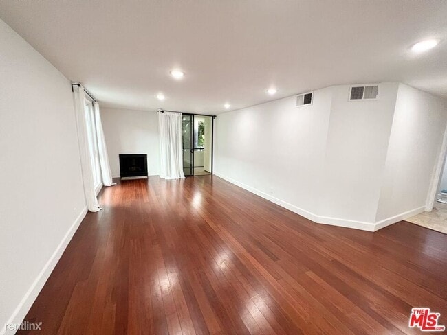 Building Photo - 2 br, 2 bath Condo - 911 N Kings Rd Apt 221