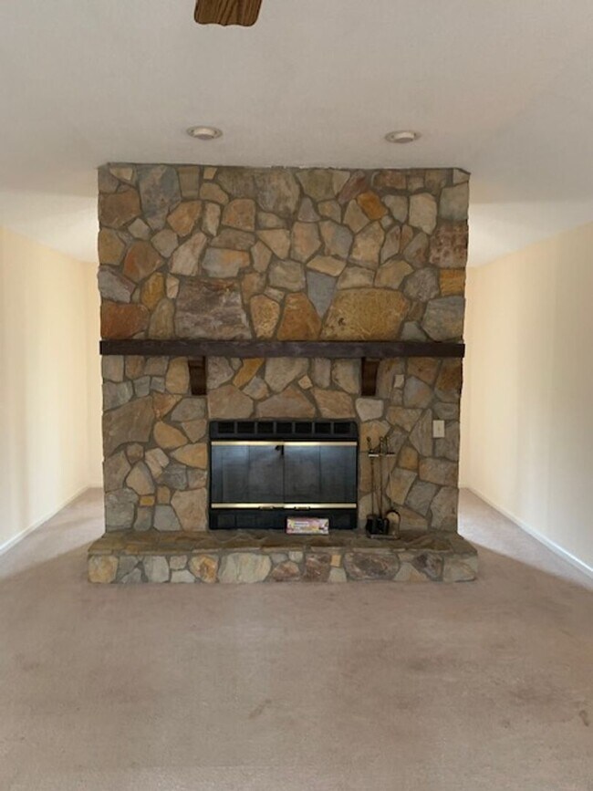 Building Photo - Single Family Home