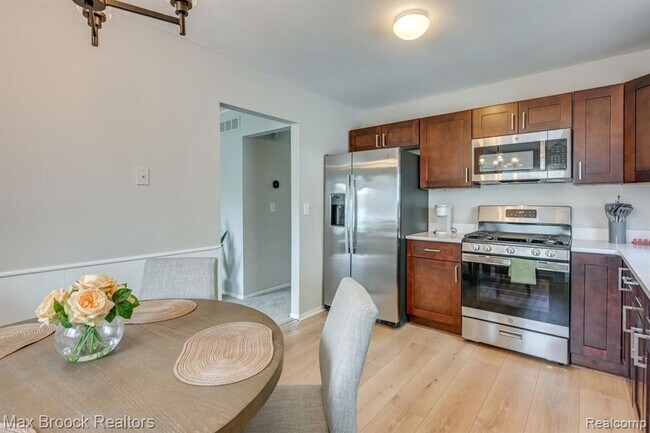 Foto del edificio - 36 W Mahan Ave