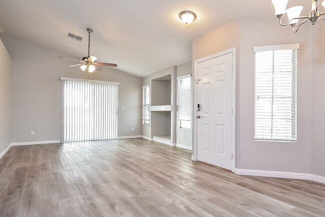 Foto del edificio - 8100 Pursuit Ct