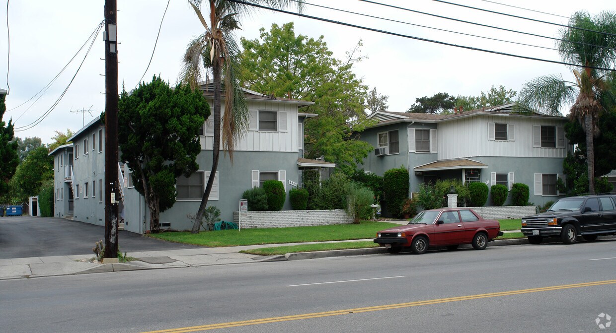 Foto principal - 4945-4951 Whitsett Ave