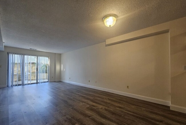 Foto del edificio - 144 North Beacon St