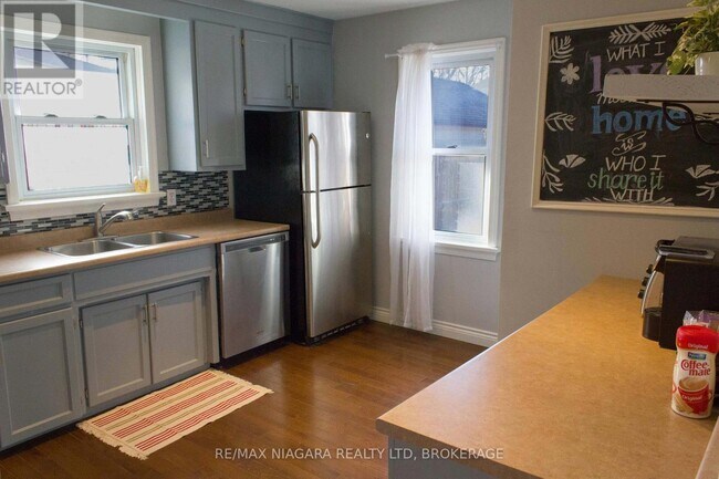 Photo du bâtiment - 6100 Dixon St