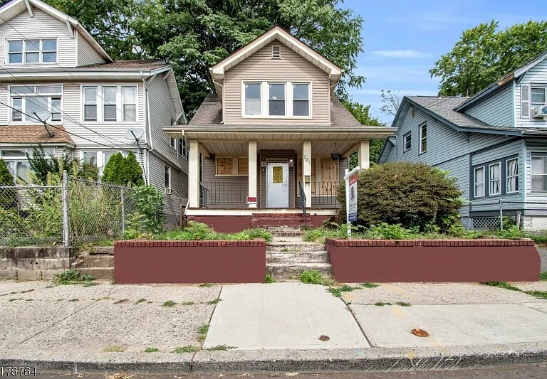 Primary Photo - 225 Custer Ave