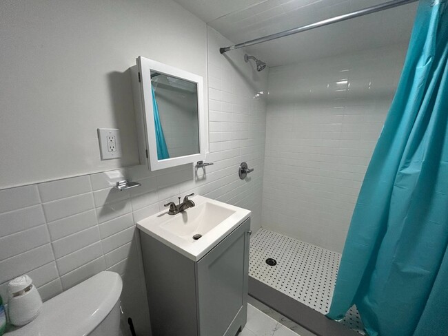 Building Photo - 681 Rhinelander Ave