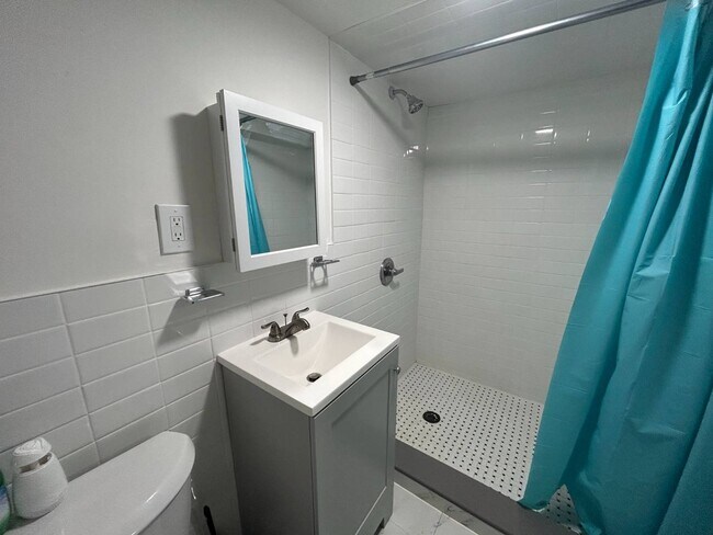 Foto del edificio - 681 Rhinelander Ave