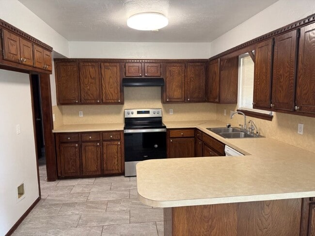 Foto del edificio - New flooring and tile, great location, lar...