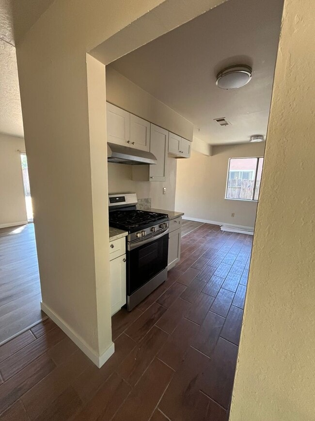 Building Photo - Move in Special see AD