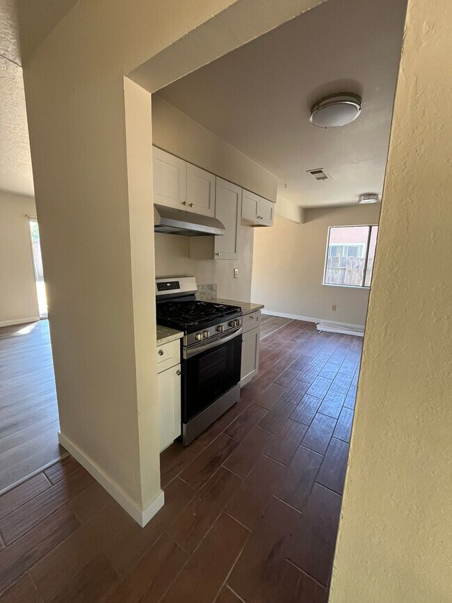 Foto del edificio - Move in Special see AD