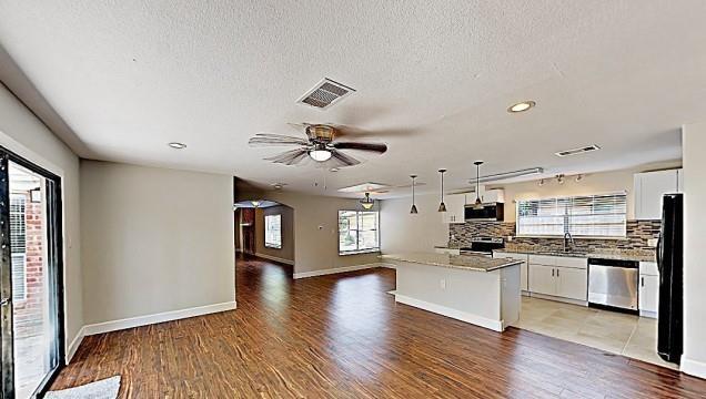 Foto del edificio - 22826 Provincial Blvd