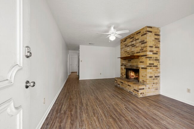 Building Photo - 3004 Manor Ln