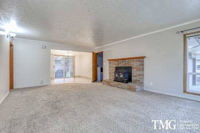 Building Photo - Welcome to this relaxed 3 bed 1 bath home ...