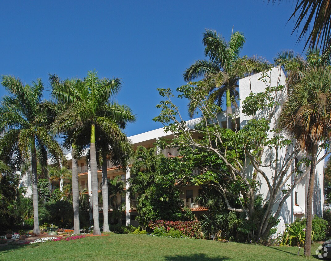Building Photo - Island Trader