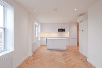 Building Photo - 590 Av Outremont