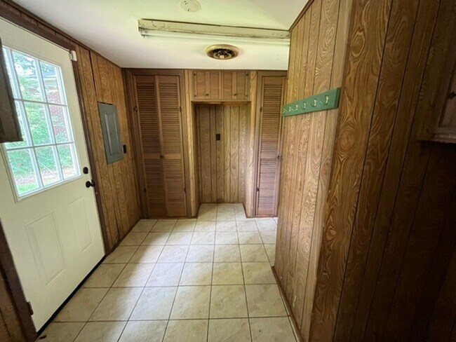 Building Photo - Renovated 4 Bedroom 1.5 Bath Home for Rent!