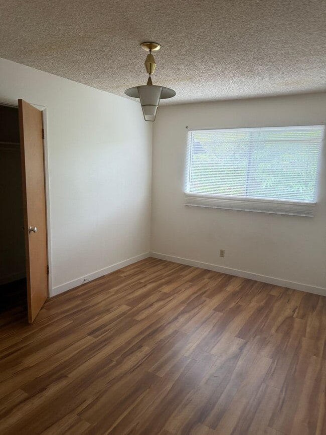 Building Photo - Mid century 4+2 bedroom house near Ventura College