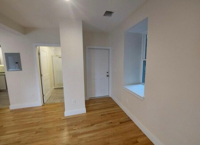 Building Photo - 3 Centre St