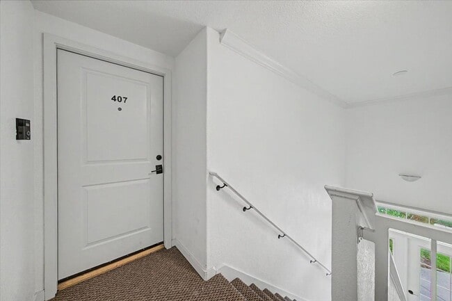 Building Photo - 407 Village Ln
