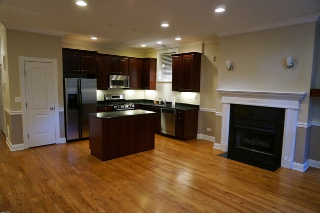 Kitchen w/ Stainless Steal Appliances - 2729 N Wilton Ave