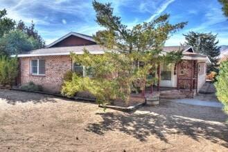 Building Photo - 1679 Valley View Dr