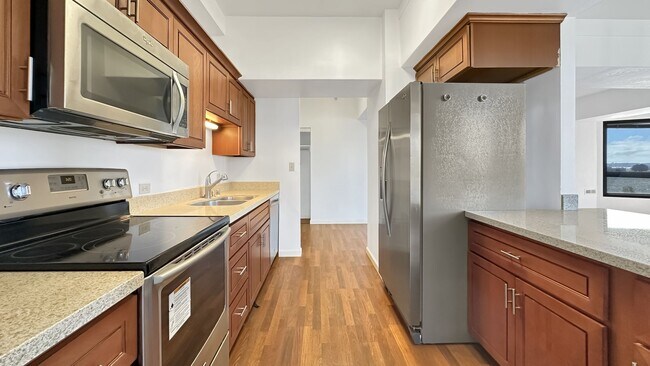 Foto del edificio - VIEWS from this Renovated & Spacious Apartment at Pacific Park Plaza