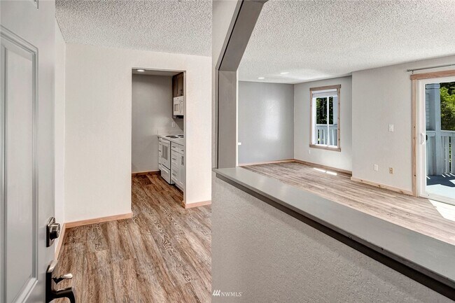 Building Photo - Burns 441 4 plex - North Bend