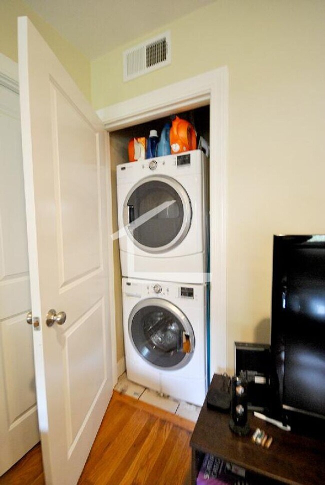 Building Photo - Oak Sq Are, Central Heat/AC, In-Unit Washer and Dryer, Backyard, Eat-in Kitchen