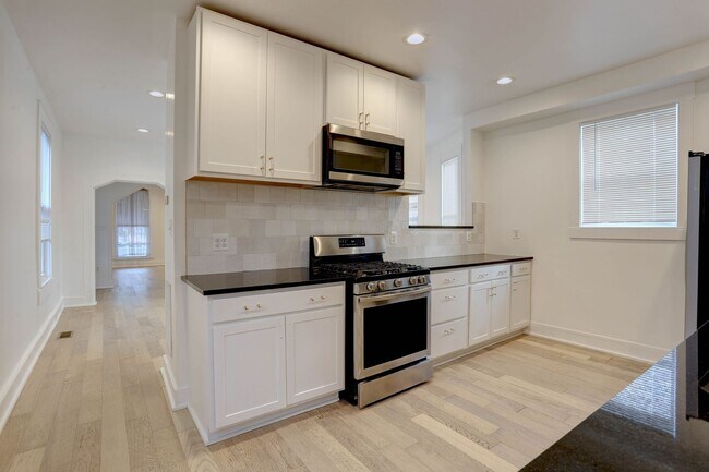 Foto del edificio - Renovated Single Family 2BR+2Bonus Rm/2.5BA Home in the Heart of Waverly