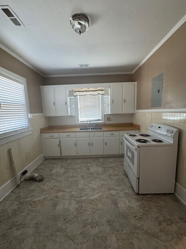 Building Photo - 911 E 4th St