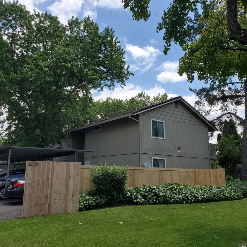 Primary Photo - 6850 Country Club Dr