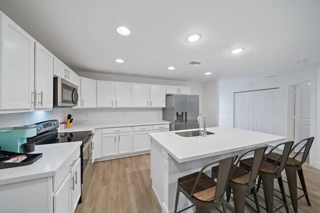 Kitchen - 512 Lilac Ct