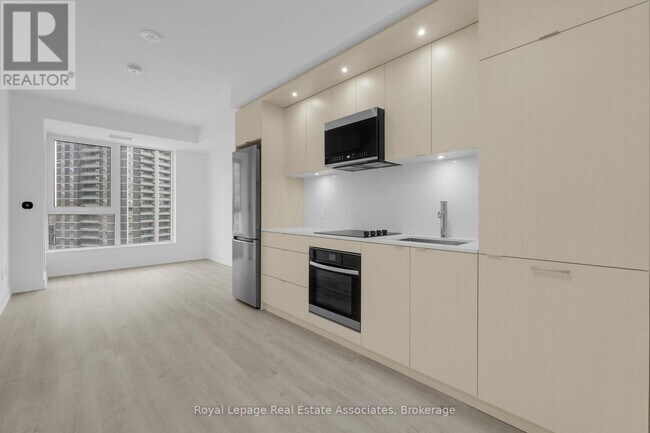 Photo du bâtiment - 60 Central Park Roadway