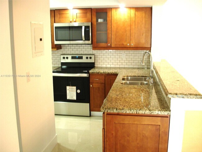 Foto del edificio - 18860 NW 57th Ave