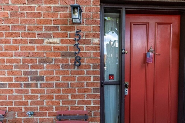 Building Photo - Fantastic large and spacious 2-bedroom Con...