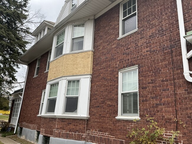 Side house - 303 E 19th St