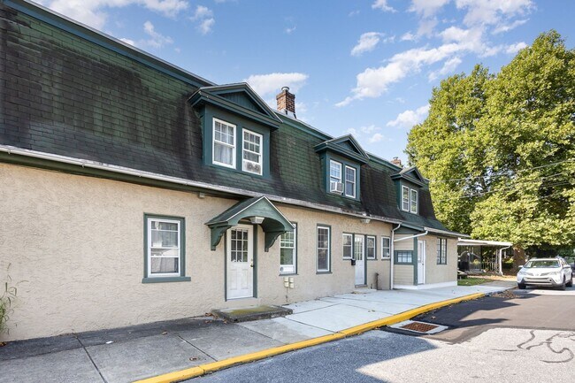 Building Photo - 342 N Cedar St