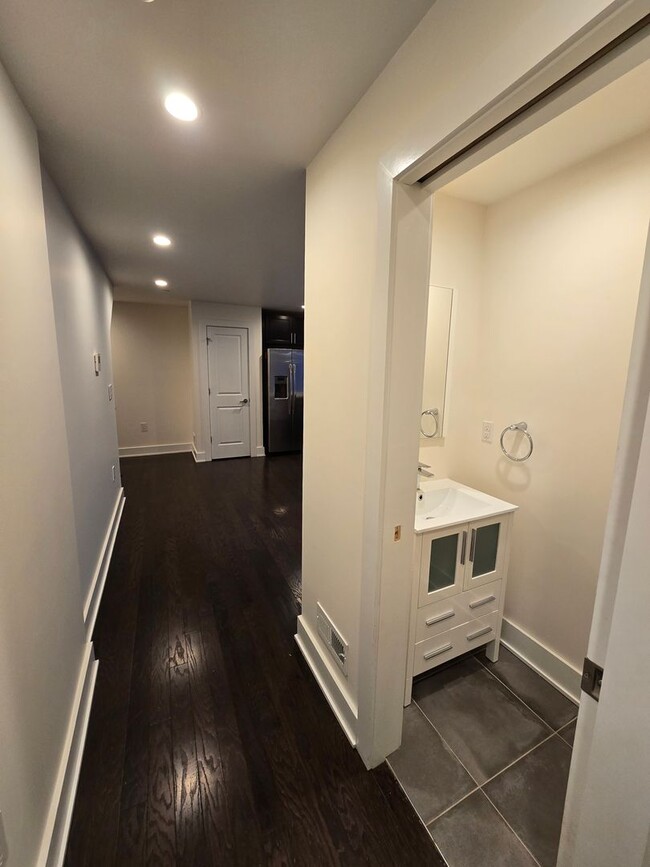 Building Photo - Beautiful modern bright 2 bed 1.5 bath wit...