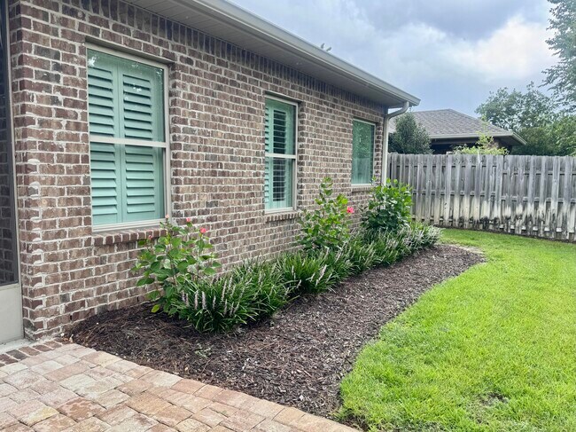 Building Photo - 256 Cocobolo Dr