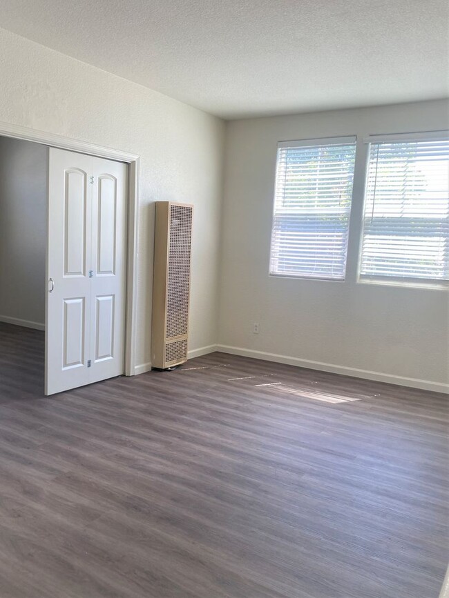Building Photo - Nice Granny unit w/bedroom