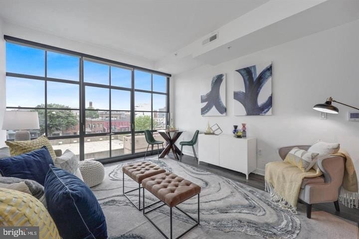 Foto principal - 2030 8th St NW