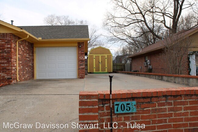 Building Photo - 3 br, 2 bath House - 705 W. 19th St. S.