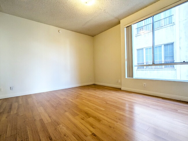 Building Photo - 553 S St Andrews Pl