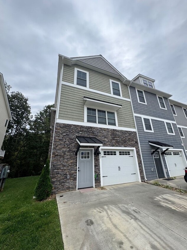 Spacious Luxury Townhome! Outstanding Loca... - Spacious Luxury Townhome! Outstanding Loca...