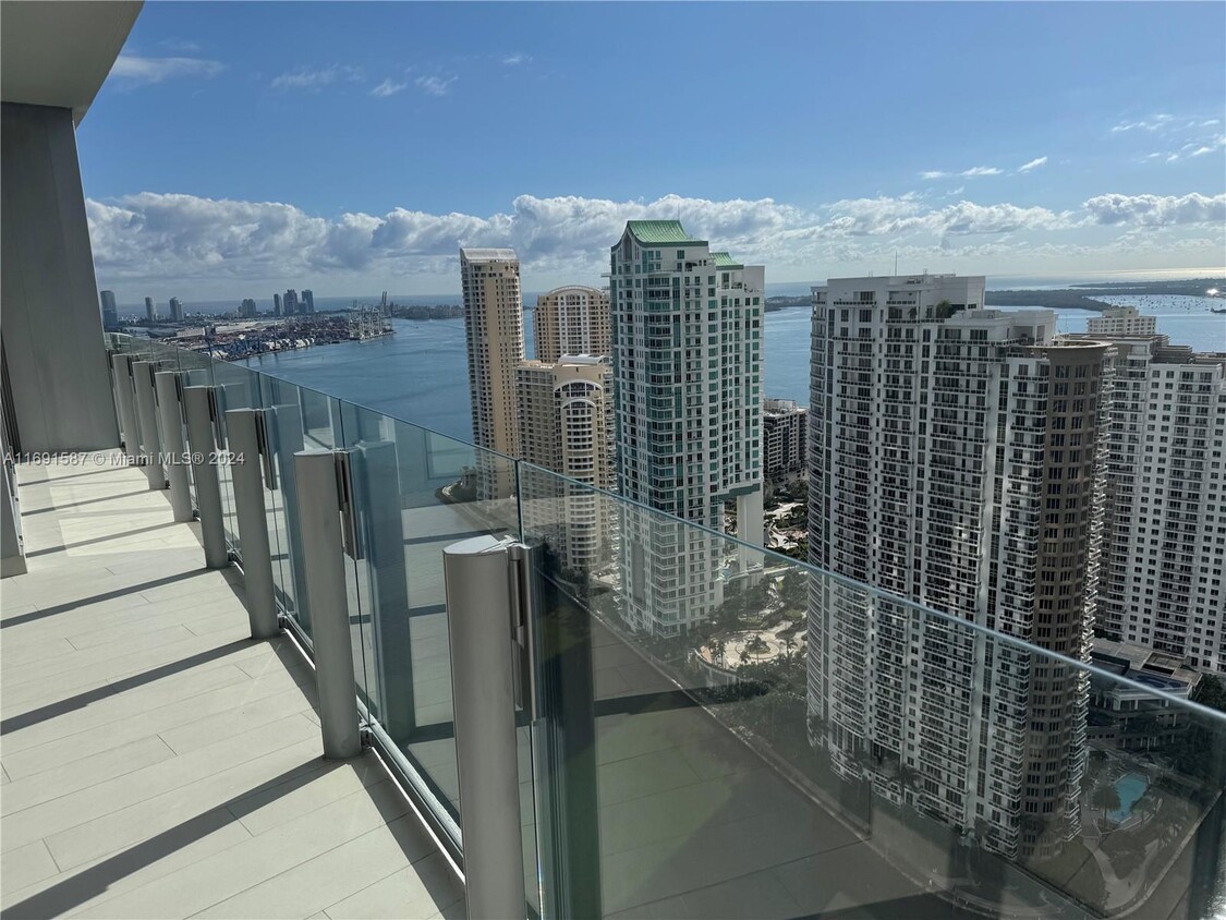 Primary Photo - 300 Biscayne Blvd Way