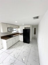 Building Photo - 3331 NW 18th Terrace