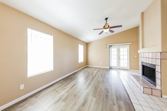 Foto del edificio - 8015 W Laurel Ln