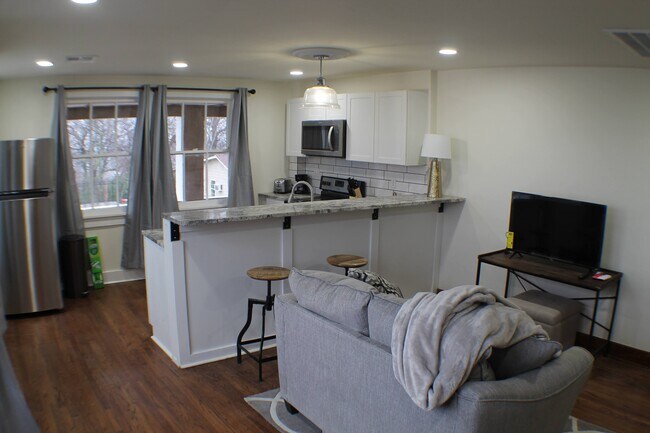 Foto del edificio - 908 Honor Heights Dr