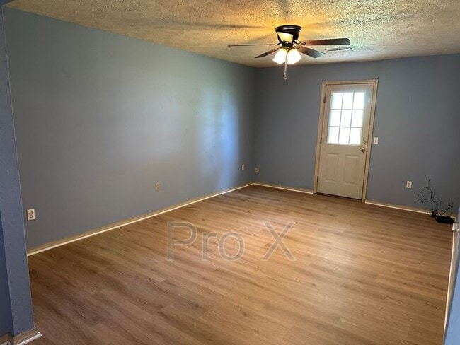 Building Photo - 121 Elm St