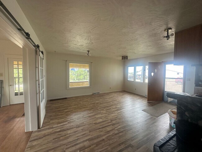 Building Photo - Large Country Home! Pet Friendly!